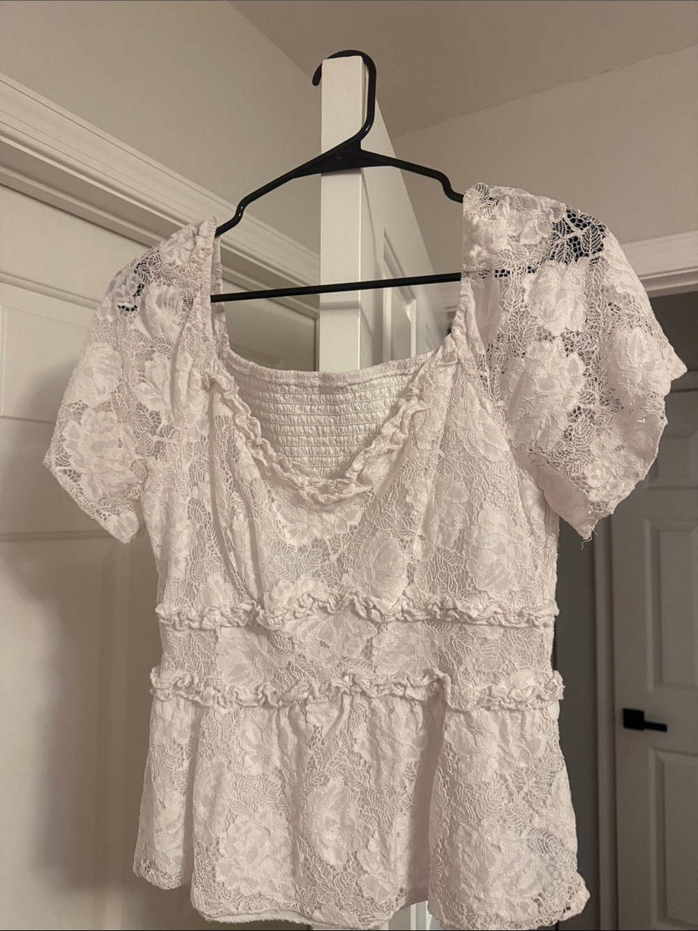 SHEIN White Lace Puff-Sleeve Peplum Top